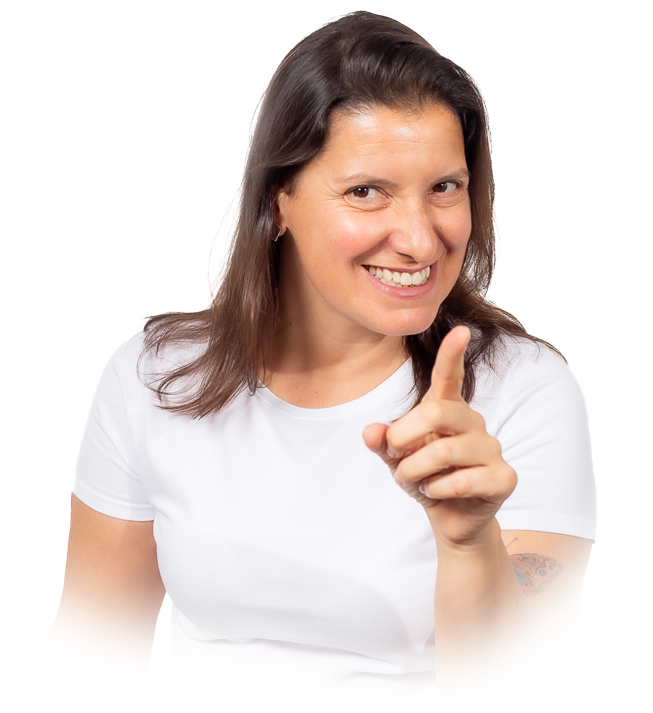 A imagem apresenta Alessandra Parreira, uma mulher sorridente vestindo uma camiseta branca. Ela tem cabelos castanhos soltos e um olhar expressivo, transmitindo simpatia e confiança. Alessandra está apontando diretamente para a câmera, criando uma sensação de interação e proximidade. Seu sorriso caloroso reforça a energia positiva da imagem. No braço esquerdo, há uma tatuagem visível, adicionando um toque de personalidade ao seu visual. O fundo branco e a iluminação destacam seu rosto e expressão, tornando a foto vibrante e envolvente.